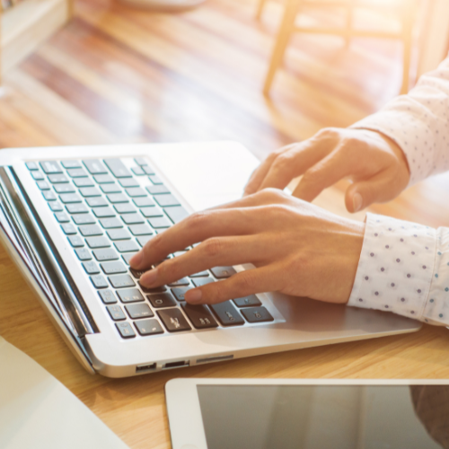 vrouw-typt-op-laptop